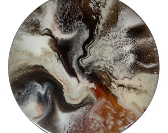 Puede incluir: Obra de arte redonda de resina con un diseño en espiral en tonos de negro, blanco, marrón y dorado. El patrón abstracto se asemeja al humo o las nubes. La obra de arte tiene un acabado brillante y está sobre un fondo blanco.