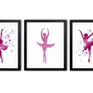 Può includere: Set di tre stampe artistiche incorniciate raffiguranti ballerine di balletto ad acquerello rosa. Ogni stampa mostra una posa diversa, con spruzzi di colore. Le cornici sono nere.
