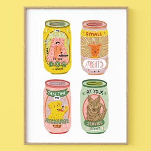 Könnte beinhalten: Ein gerahmter Druck mit vier illustrierten Bierdosen mit Hunde-Motiven. Die Dosen sind gelb, rosa und grün, mit Texten wie "The Hair of the Dog Lager" und "Small But Mighty IPA". Das Kunstwerk hat einen verspielten, farbenfrohen Stil.