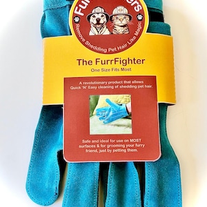 K&ouml;nnte beinhalten: Ein blauer Wildleder-Tierpfleg-Handschuh in T&uuml;rkis mit einem gelben und roten Etikett, auf dem steht: "Furr-Fighters Remove Shedding Pet Hair Like Magic. The FurrFighter One Size Fits Most A revolutionary product that allows Quick 'N' Easy cleaning of shedding pet hair. Safe and ideal for use on MOST surfaces & for grooming your furry friend, just by petting them."