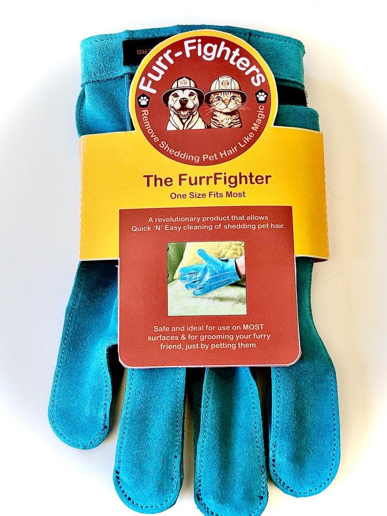 K&ouml;nnte beinhalten: Ein blauer Wildleder-Tierpfleg-Handschuh in T&uuml;rkis mit einem gelben und roten Etikett, auf dem steht: "Furr-Fighters Remove Shedding Pet Hair Like Magic. The FurrFighter One Size Fits Most A revolutionary product that allows Quick 'N' Easy cleaning of shedding pet hair. Safe and ideal for use on MOST surfaces & for grooming your furry friend, just by petting them."