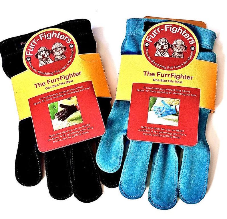 K&ouml;nnte beinhalten: Zwei Paar blaue und schwarze Tierhaarentfernungs-Handschuhe. Die Handschuhe sind aus weichem, samtigem Material gefertigt und haben den Text "Furr-Fighters Remove Shedding Pet Hair Like Magic" aufgedruckt. Die Handschuhe sind so konzipiert, dass sie helfen, Tierhaare von M&ouml;beln und Kleidung zu entfernen.