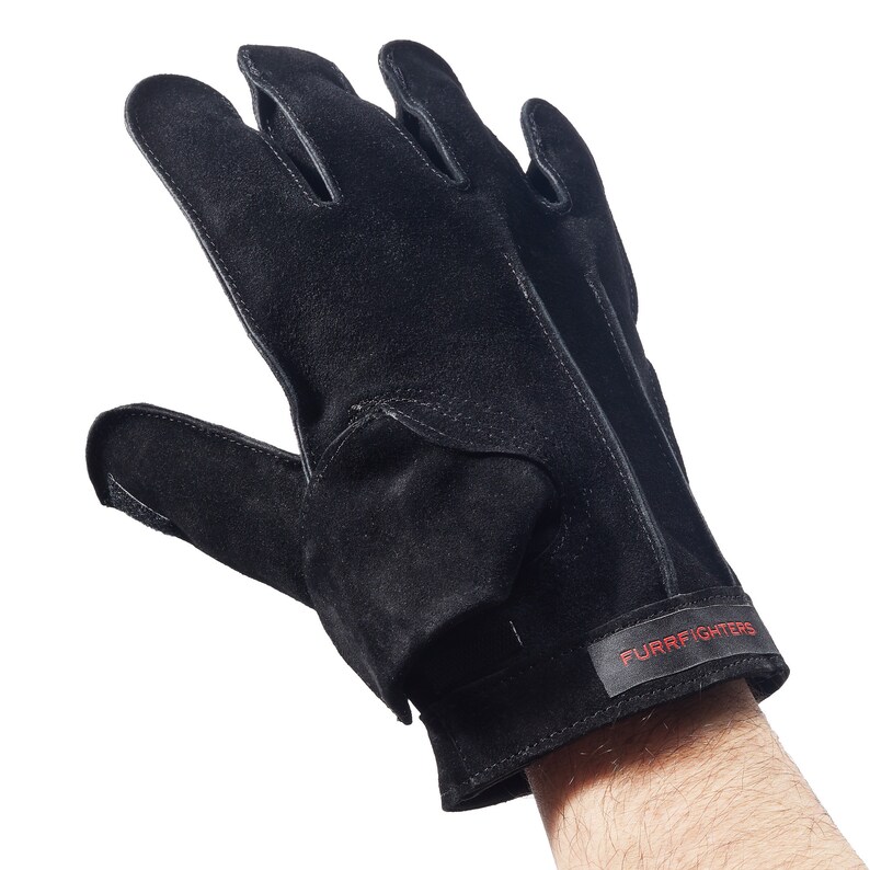 K&ouml;nnte beinhalten: Schwarze Leder-Arbeitshandschuhe mit einem roten "FURRFIGHTERS"-Logo am Handgelenk.