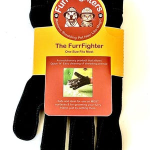 K&ouml;nnte beinhalten: Schwarzer Tierhaar-Entfernungshandschuh mit einem gelben und roten Etikett mit der Aufschrift "Furr-Fighters Remove Shedding Pet Hair Like Magic" und "The FurrFighter One Size Fits Most". Das Etikett enth&auml;lt auch den Text "Ein revolution&auml;res Produkt, das eine schnelle und einfache Reinigung von Tierhaaren erm&ouml;glicht. Sicher und ideal f&uuml;r die Verwendung auf den meisten Oberfl&auml;chen und zum B&uuml;rsten Ihres pelzigen Freundes, einfach durch Streicheln."