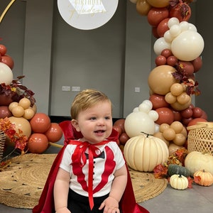 Baby Vampir Halloweenkostüm: Weicher Baumwoll-Jersey, Cape & Stiefelchen