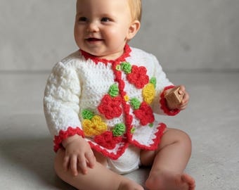 Modello per cardigan da neonato all'uncinetto, con applicazioni floreali, download in PDF