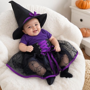 Strój małej czarownicy – czarno-fioletowa sukienka, kapelusz, buty, miotła, różdżka (1. Halloween)