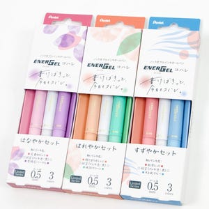 Pode incluir: Três conjuntos de canetas de gel EnerGel em cores pastel. Cada conjunto inclui três canetas e é embalado em uma caixa branca com texto japonês e detalhes coloridos. As canetas têm 0,5 mm e vêm em rosa, roxo, laranja, verde e azul.