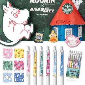 以下が含まれることがあります： ペンテルエナージェルゲルローラーペン、ムーミンキャラクター付き。ペンは白いボディに、ムーミントロールやリトルミイなどのカラフルなデザインが施されています。6本セットも表示されており、装飾的な要素も含まれています。