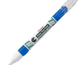 Może przedstawiać: Niebieski korektor Pentel Extra Fine Point z metalowym końcówką. Korektor ma przezroczystą plastikową zakrętkę i biały korpus z zielono-białymi paskami.