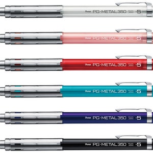 Puede incluir: Seis portaminas Pentel PG-METAL350 de diferentes colores. Cada lápiz tiene un cuerpo de metal plateado con una sección de agarre coloreada. El texto "PG-METAL350" y "-5" está impreso en el barril.