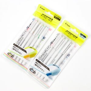 以下が含まれることがあります： Pilot Kire-Na ペンの 2 つのパッケージ。各パッケージには、さまざまな色の 5 本のペンが含まれています。パッケージは黄色と透明で、日本語のテキストと Pilot のロゴが付いています。ペンは白で、色のアクセントが付いています。