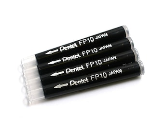Może przedstawiać: Cztery czarne wkłady atramentowe Pentel FP10 do piór wiecznych, z etykietą "Pentel FP10 JAPAN" w srebrnym kolorze.
