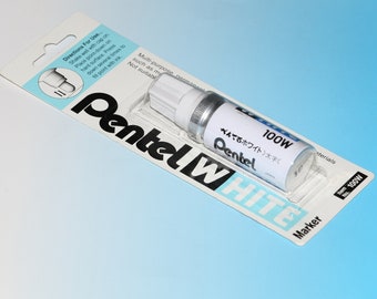 Może przedstawiać: Biały marker Pentel White 100W w plastikowym opakowaniu. Marker jest oznaczony w języku japońskim i angielskim. Marker jest przeznaczony do wielokrotnego użytku.