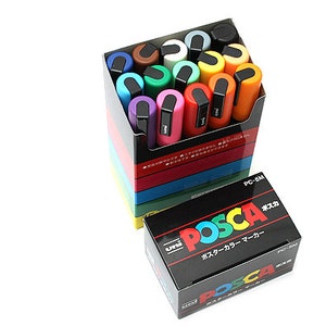 Peut inclure: Un ensemble de 16 marqueurs de peinture Uni Posca dans une vari&eacute;t&eacute; de couleurs, y compris le rouge, l'orange, le jaune, le vert, le bleu, le violet et le noir. Les marqueurs sont dans une bo&icirc;te avec le logo Uni Posca et le texte "PC-8M".