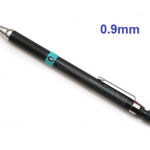 Op de afbeelding: Een zwarte mechanische potlood met een zilveren punt en een turquoise grip. Het potlood is gemarkeerd met "ZEBRA DELGARD 0.9mm QUALITY FOR CREATIVITY DMS-320 JAPAN HB".