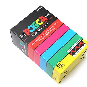 Peut inclure: Une bo&icirc;te de 15 marqueurs de peinture Uni Posca. La bo&icirc;te est noire avec du texte blanc et un arc-en-ciel de couleurs sur le c&ocirc;t&eacute;. Le texte sur la bo&icirc;te indique "Uni Posca Poster Color Marker" et "PC-5M".