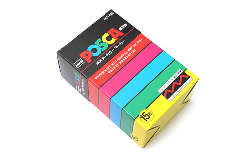 Peut inclure: Une bo&icirc;te de 15 marqueurs de peinture Uni Posca. La bo&icirc;te est noire avec du texte blanc et un arc-en-ciel de couleurs sur le c&ocirc;t&eacute;. Le texte sur la bo&icirc;te indique "Uni Posca Poster Color Marker" et "PC-5M".