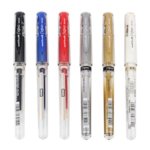Könnte beinhalten: Sechs uni-ball Signo Stifte in verschiedenen Farben: Schwarz, Blau, Rot, Silber, Gold und Weiß. Die Stifte sind alle mit "uni-ball Signo broad" beschriftet und haben einen durchsichtigen Schaft. Die Stifte sind alle in Japan hergestellt.