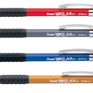 Könnte beinhalten: Vier Druckbleistifte in Rot, Grau, Blau und Beige. Jeder Stift hat einen schwarzen Griff, eine silberne Metallspitze und einen silbernen Clip. Die Stifte sind mit "Pentel 120 A3 DX" beschriftet und haben unterschiedliche Minenstärken: 0,3 mm, 0,5 mm, 0,7 mm und 0,9 mm.