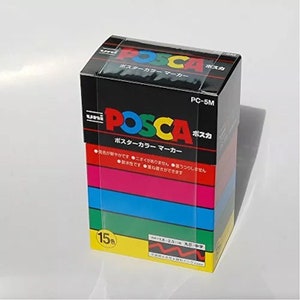 Peut inclure: Une bo&icirc;te de 15 marqueurs de peinture Uni Posca. La bo&icirc;te est noire avec du texte blanc et un design color&eacute;. Le texte sur la bo&icirc;te indique "Posca" et "Marqueur de couleur pour affiche".