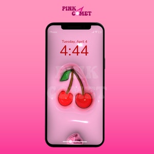 Puede incluir: Un tel&eacute;fono inteligente rosa con un gr&aacute;fico de cereza en la pantalla. La hora es 4:44 y la fecha es martes 4 de abril. El tel&eacute;fono tiene un fondo rosa y el texto "PINK COMET" est&aacute; en la parte superior de la pantalla.