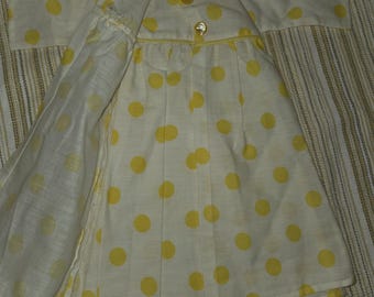 Beau pyjama vintage longue nuisette à pois jaunes avec tenue de robe assortie pour une pousse idéale des cheveux de poupée ou des vêtements de taille similaire