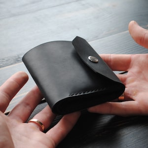 メンズレザーカードウォレット、レザー二つ折り財布、レザー縦型二つ折り、胸ポケットウォレット、ハンドメイドレザーウォレット、スリムレッドウォレット。