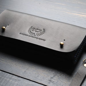 Estojo de couro personalizado. Estojo de couro com alça. Capa para iPhone 14 Max. Capa para iPhone 14. Capa de couro para iPhone 13 Pro Max. Carteira do iPhone 13.