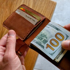 レザーカードホルダー、天然皮革製、マネークリップウォレット、レザーマネークリップウォレット、レザーウォレット、メンズウォレット、ミニマリストウォレット。