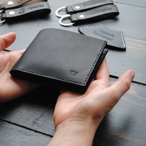 Cartera de cuero de hombre personalizada, cartera de cuero de hombre, cartera plegable, regalo de padrinos de boda, cartera de hombre, ideas de regalo para él, cartera de cuero mínima imagen 1
