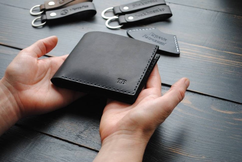 Cartera de cuero de hombre personalizada, cartera de cuero de hombre, cartera plegable, regalo de padrinos de boda, cartera de hombre, ideas de regalo para él, cartera de cuero mínima imagen 1