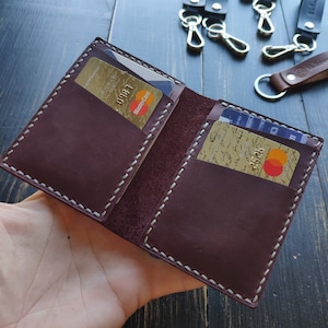 メンズレザーカードウォレット。レザー二つ折り財布。レザー製の縦型二つ折り。胸ポケットウォレット。ハンドメイドの革財布。スリムなレザーウォレット