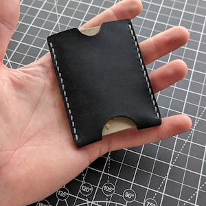 パーソナライズされたレザーカードホルダー。クレジットカードウォレット。クレジットカードオーガナイザー。革製のカードケース。クレジットカード所有者。革製のカードウォレット。