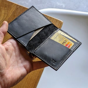 パーソナライズされたレザーカードウォレット。本革の二つ折り財布。レザー製の縦二つ折り。胸ポケットの財布。ハンドメイドの革財布です。スリムウォレット