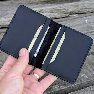 Gepersonaliseerde leren kaarthouder. Creditcardhouder. Creditcardorganizer. Leren kaarthouder. Creditcardhouder. Bruine leren kaarthouder.