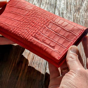 Portefeuille caïman en cuir rouge personnalisé. Portefeuille en cuir avec aimants. Pochette en cuir avec fermeture éclair. Étui portefeuille pour iPhone. Coque iPhone en cuir