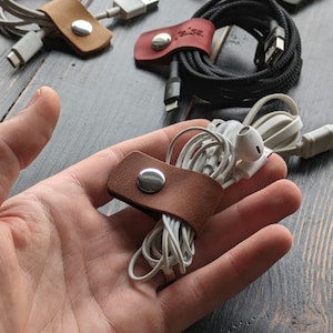 Organizador de cables de cuero marrón, sujetacables, soporte para auriculares, organizador de cables de cuero, organizador de cables personalizado, soporte para cables, clip