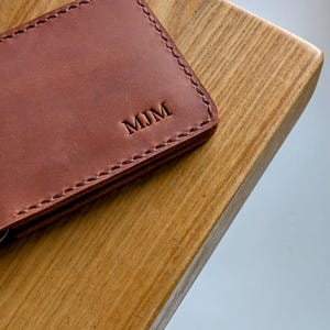 パーソナライズされたタンレザーのマネークリップ。レザーのカードホルダー。スリムなレザーウォレット。フロントウォレットポケット。レザーマネークリップウォレット。コンパクトなホルダー