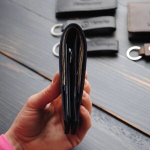 Cartera de cuero de hombre personalizada, cartera de cuero de hombre, cartera plegable, regalo de padrinos de boda, cartera de hombre, ideas de regalo para él, cartera de cuero mínima imagen 2