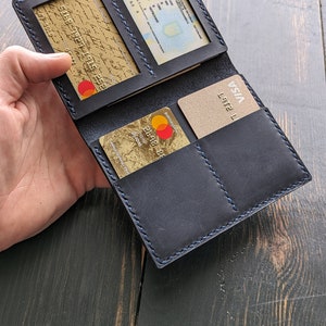パーソナライズされた ID ウォレット。パーソナライズされたブルー レザー カード ホルダー。刻印入り財布。メンズ財布。レザーウォレットギフトのアイデア。クリスマスプレゼント。