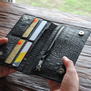 Gepersonaliseerde leren kaaiman portemonnee. Leren portemonnee met magneten. Leren clutch met ritssluiting. iphone portemonnee hoesje. lederen iPhone-hoes.