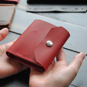 Cartera de cuero para mujer, Cartera plegable de cuero, Cartera plegable vertical de cuero, Cartera de bolsillo de pecho, Cartera de cuero hecha a mano, Cartera roja delgada.