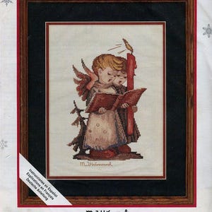 Puede incluir: Patrón de punto de cruz contado con dos ángeles cantando villancicos navideños. El patrón se titula "Angel Duet" y es de la colección Needle Treasures. El tamaño terminado es de 9 pulgadas por 12 pulgadas, o 23 cm por 30 cm. El tamaño del marco es de 13 pulgadas por 16 pulgadas, o 33 cm por 41 cm.