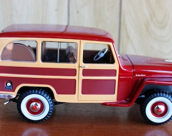 1955 Willys Jeep Station Wagon Burgundy/wood-road Signature 1:18