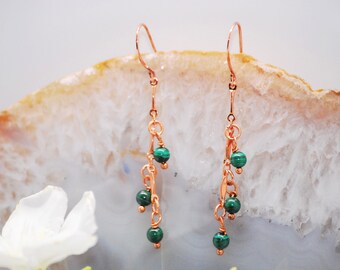 Orecchini a cascata in rame malachite/Orecchini a lampadario/Orecchini con perline di pietra fatti a mano/Gioielli con catena in rame/Pietra verde/Orecchini Bogo/