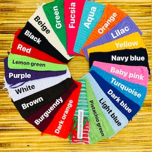 Peut inclure: Une collection de textiles tissés colorés, chacun étiqueté avec un nom de couleur différent. Les couleurs incluent beige, noir, rouge, vert citron, violet, blanc, marron, bordeaux, vert, fuchsia, orange foncé, aqua, orange, lilas, jaune, bleu marine, rose bébé, turquoise, bleu foncé, bleu clair et vert pistache.