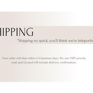 Op de afbeelding: Tekst op een witte achtergrond die "SHIPPING" en "Shipping so quick, you'll think we're teleporting."  leest. De tekst hieronder luidt "Your order will ship within 2-5 business days. We use USPS priority mail, and Ground will include delivery confirmation."