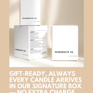 Peut inclure: Trois bo&icirc;tes &agrave; bougies rectangulaires blanches avec du texte noir. L'avant de chaque bo&icirc;te affiche le nom de marque PAPERWHITE CO. et BOUGIE PARFUMEE. Une bo&icirc;te pr&eacute;sente des ingr&eacute;dients, des instructions et des avertissements, poids 227g 8 oz.