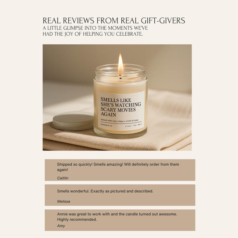 Peut inclure: Une bougie allum&eacute;e dans un pot en verre transparent avec une &eacute;tiquette indiquant "SMELLS LIKE SHE'S WATCHING SCARY MOVIES AGAIN". La bougie est pos&eacute;e sur un tissu beige, avec son couvercle &agrave; c&ocirc;t&eacute;. L'image comprend des avis clients.